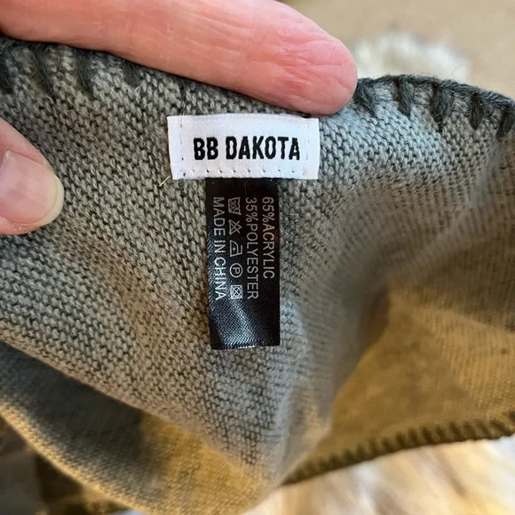 B B Dakota cape/poncho - Picture 7 of 10